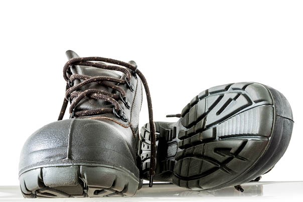 safety boots with reinforced head for wear in the risk area